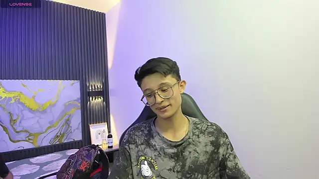 SantiagoRusso18 online show from February 19, 2026, 7:54 pm