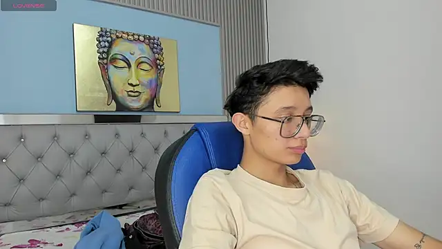 SantiagoRusso18 online show from April 22, 2026, 5:36 pm