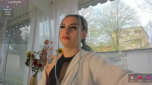 Ella Vee online show from April 10, 2026, 4:39 am