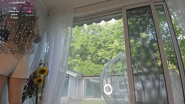 Ella Vee online show from June 4, 2026, 4:51 am