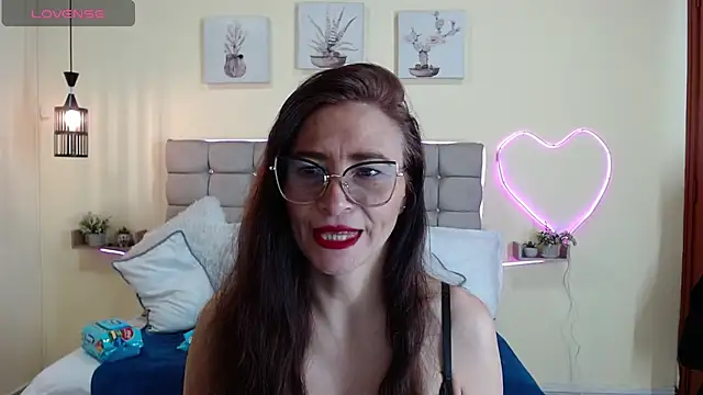 Snapshot of _naomi_s chatting on June 10, 2026, 1:32 pm naomi s online show from June 10, 2026, 1:32 pm