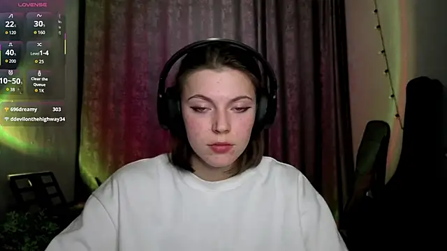 CutieAnny online show from February 17, 2026, 9:32 pm