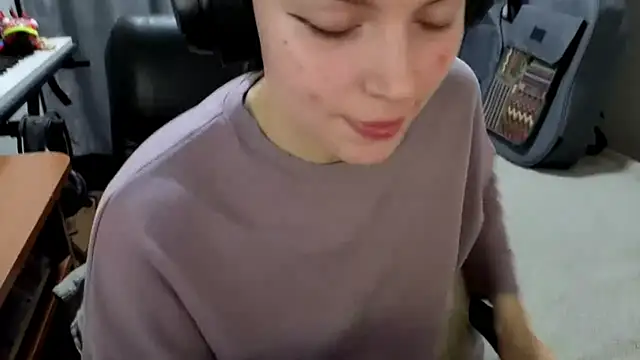 CutieAnny online show from April 15, 2026, 8:21 am