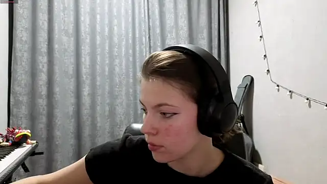 CutieAnny online show from April 21, 2026, 8:12 pm