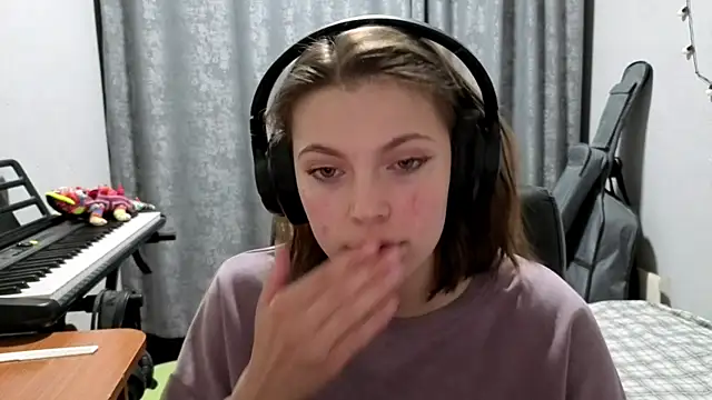 CutieAnny online show from April 24, 2026, 8:11 pm