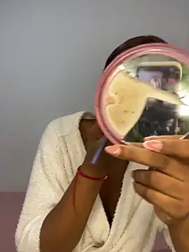 zaracollins01 online show from April 29, 2026, 6:14 pm