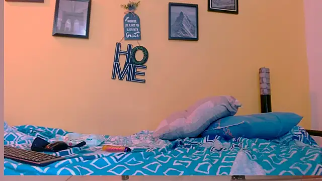 skinnyyuliana18 online show from December 1, 2025, 7:19 pm