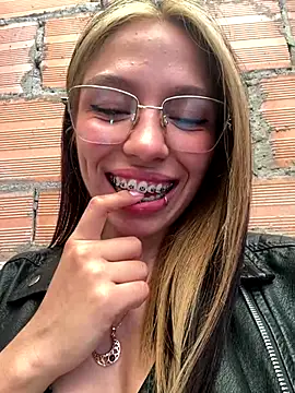 yourrmuse online show from September 21, 2025, 9:05 pm