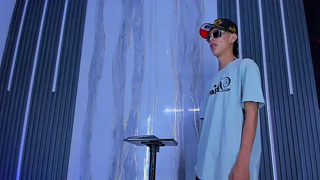 Dante Brown1  online show from October 9, 2025, 9:02 pm