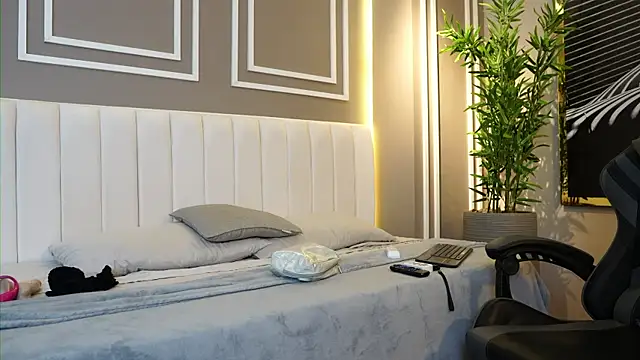 Tayler Kim online show from November 12, 2025, 6:30 pm