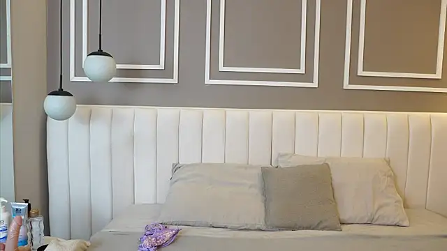 Tayler Kim online show from November 14, 2025, 8:29 pm