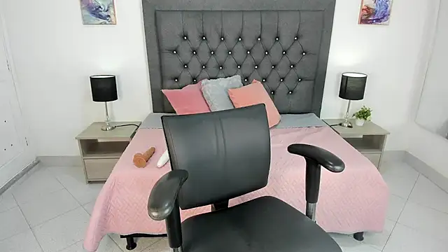 dulce fresa  online show from September 22, 2025, 7:38 pm