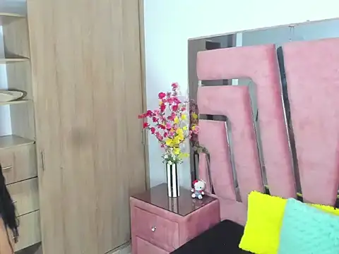 MaraKarly online show from November 10, 2025, 7:35 pm