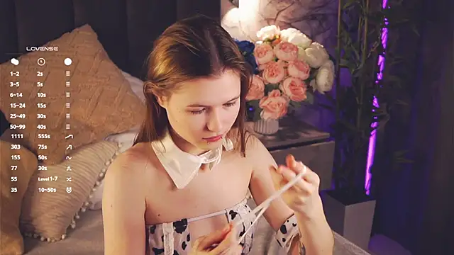 Snapshot of LynHillaire chatting on April 23, 2026, 1:02 pm LynHillaire online show from April 23, 2026, 1:02 pm