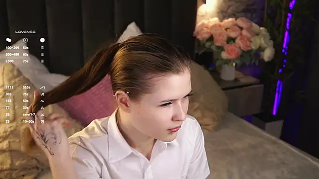 Snapshot of LynHillaire chatting on May 4, 2026, 2:57 pm LynHillaire online show from May 4, 2026, 2:57 pm