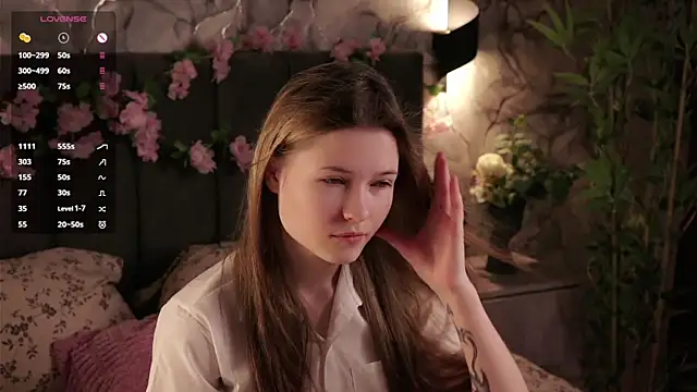 Snapshot of LynHillaire chatting on June 3, 2026, 12:19 pm LynHillaire online show from June 3, 2026, 12:19 pm