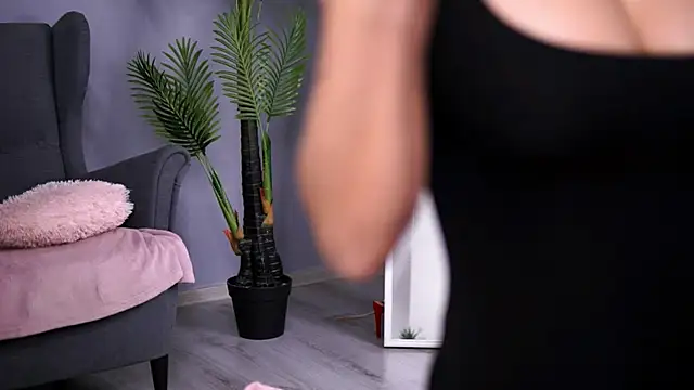 Snapshot of SarahMystique chatting on November 18, 2025, 4:44 pm SarahMystique online show from November 18, 2025, 4:44 pm