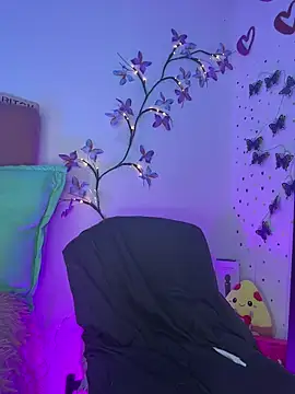 LindaWz  online show from April 19, 2026, 8:02 am