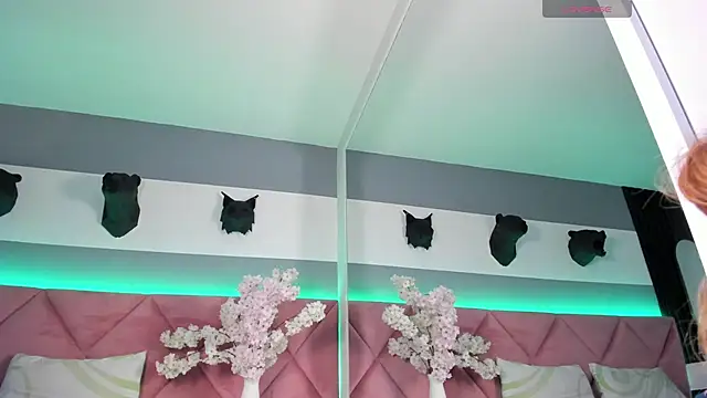 Val Oconner online show from November 26, 2025, 3:07 am