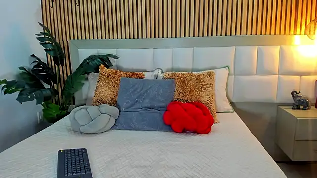 Roseaurora online show from January 12, 2026, 1:05 pm