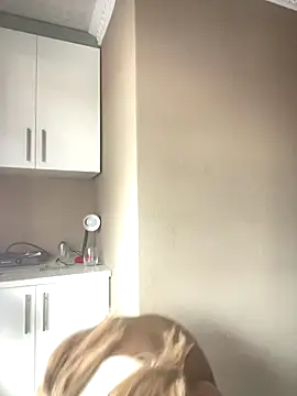 Moonzy77 online show from November 5, 2025, 1:22 pm