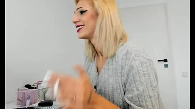 crystalxx18 online show from October 6, 2025, 8:01 am