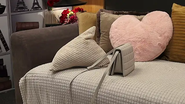 Mia Swano online show from April 20, 2026, 11:50 pm