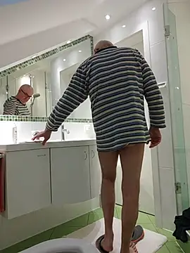 Oldmenhot66 online show from April 1, 2026, 4:57 am