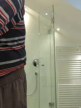 Oldmenhot66 online show from April 23, 2026, 4:24 am