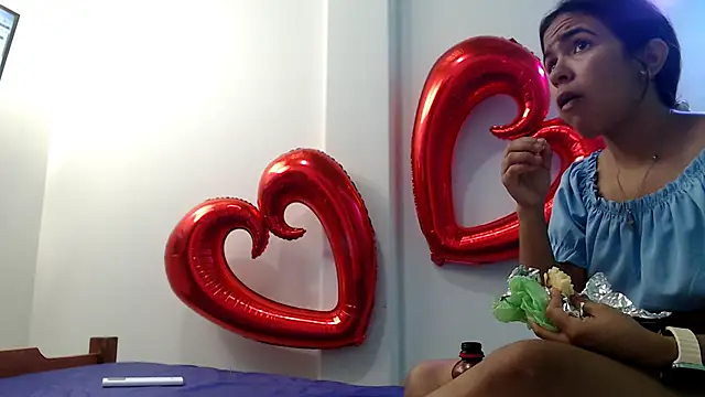 skinnysofia18 online show from February 16, 2026, 2:35 pm