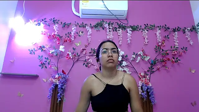 Snapshot of skinnysofia18 chatting on April 24, 2026, 1:57 pm skinnysofia18 online show from April 24, 2026, 1:57 pm