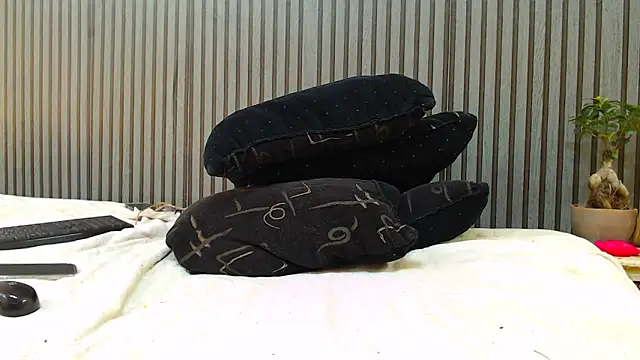 ROYALASS25 online show from March 31, 2026, 9:43 am