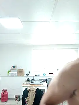 Snapshot of tripping385 chatting on September 27, 2025, 8:47 pm tripping385 online show from September 27, 2025, 8:47 pm