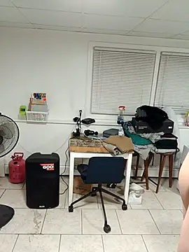 Snapshot of tripping385 chatting on October 11, 2025, 2:11 am tripping385 online show from October 11, 2025, 2:11 am