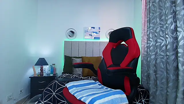 Naomi Redd online show from September 12, 2025, 7:47 pm