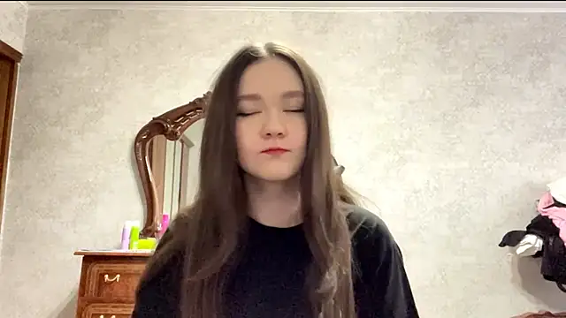 Pikmigirl18 online show from September 24, 2025, 1:14 pm