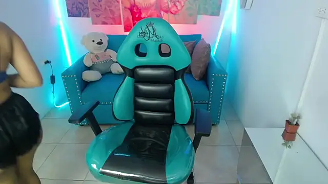 Ariannaa m online show from November 19, 2025, 2:33 am