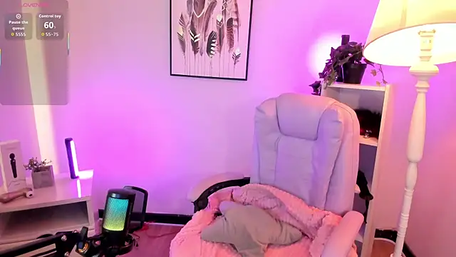 hollie joliie online show from April 18, 2026, 12:09 pm