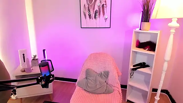 hollie joliie online show from April 22, 2026, 12:07 pm