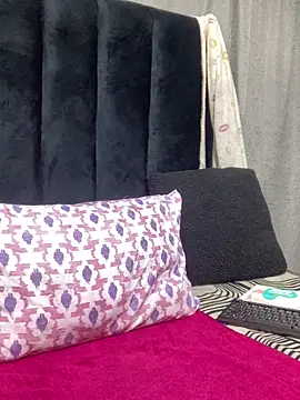 Littlebunny33 online show from April 21, 2026, 7:50 pm