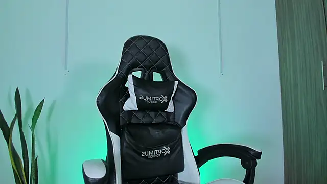 Nickyblazze  online show from October 6, 2025, 11:51 am