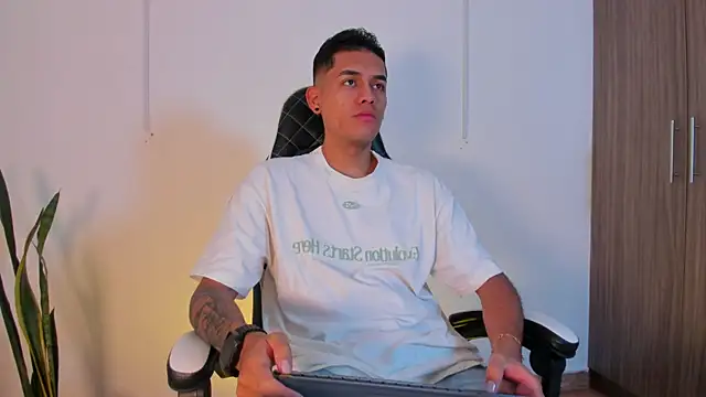 Nickyblazze  online show from October 16, 2025, 12:06 pm