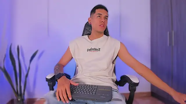 Nickyblazze  online show from November 3, 2025, 1:01 pm