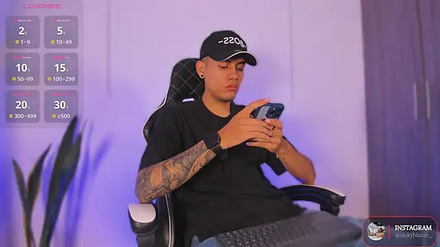 Nickyblazze  online show from November 12, 2025, 12:27 pm