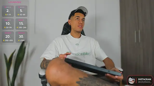 Nickyblazze  online show from November 14, 2025, 12:48 pm