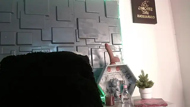 Trinity Knox online show from September 30, 2025, 6:13 pm