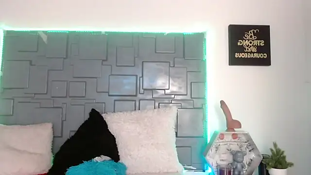 Trinity Knox online show from October 6, 2025, 4:26 pm