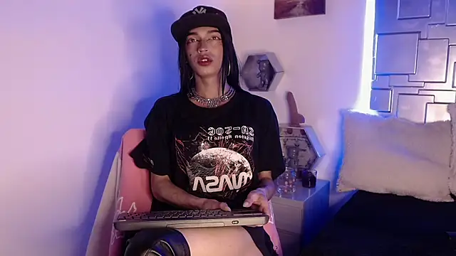 Trinity Knox online show from October 20, 2025, 3:56 pm