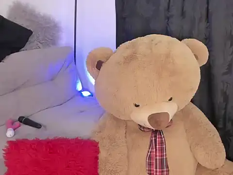 Elyross1  online show from October 12, 2025, 9:36 pm