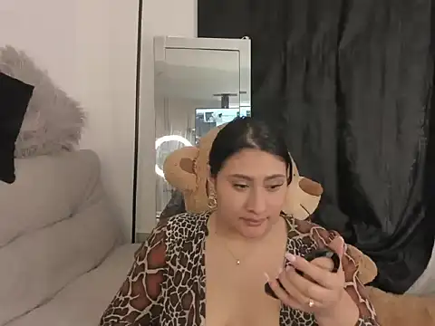 Elyross1  online show from October 22, 2025, 11:37 pm